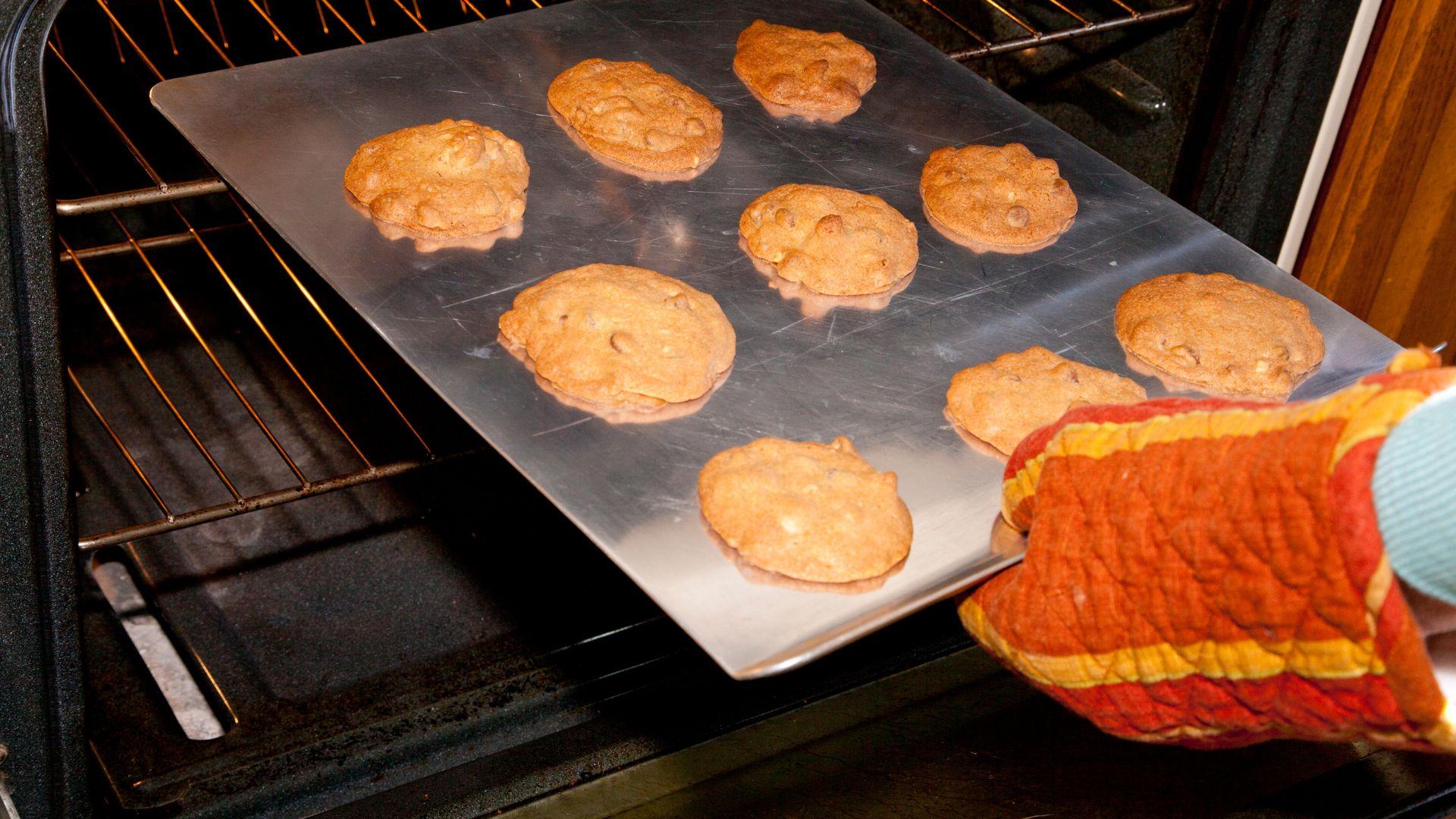 How Often Should You Rotate Cookie Sheets (Explained)